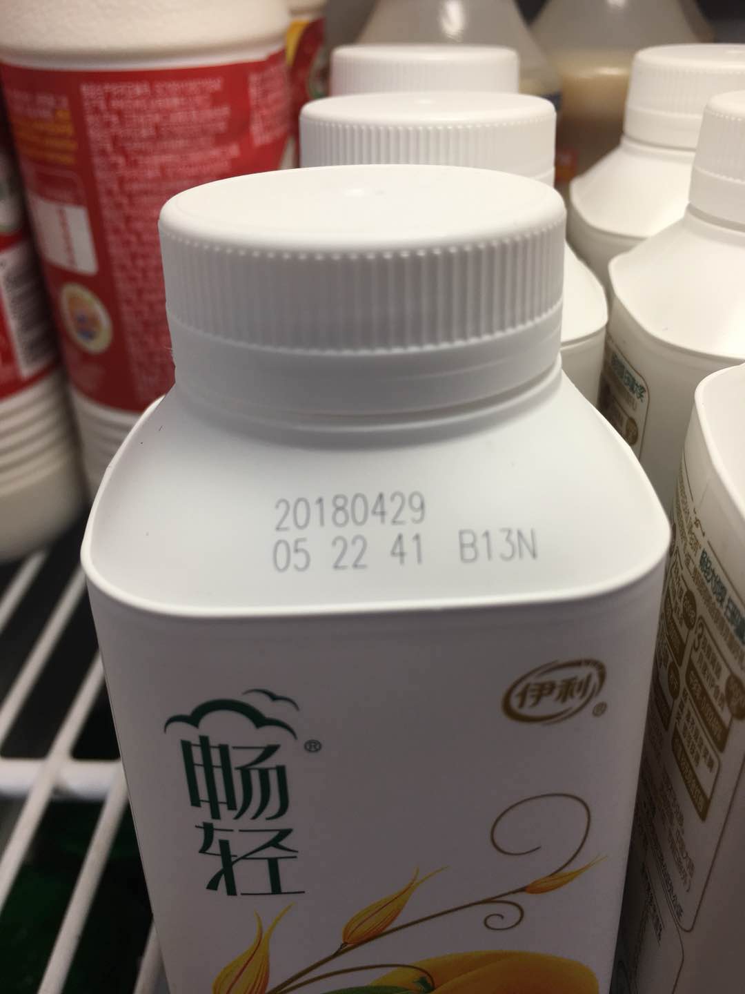 朋友圈有人喝了一瓶明天才生产出来的牛奶!