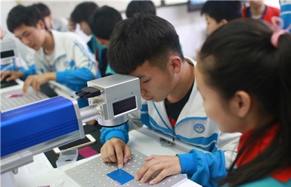 万博manbetx官网地址打标机走进学校 初中生自制万博manbetx官网地址名片