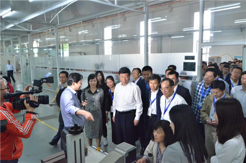 天津市副市长何树山一行到访华工激光