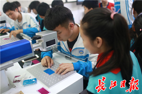 激光打标机进学校